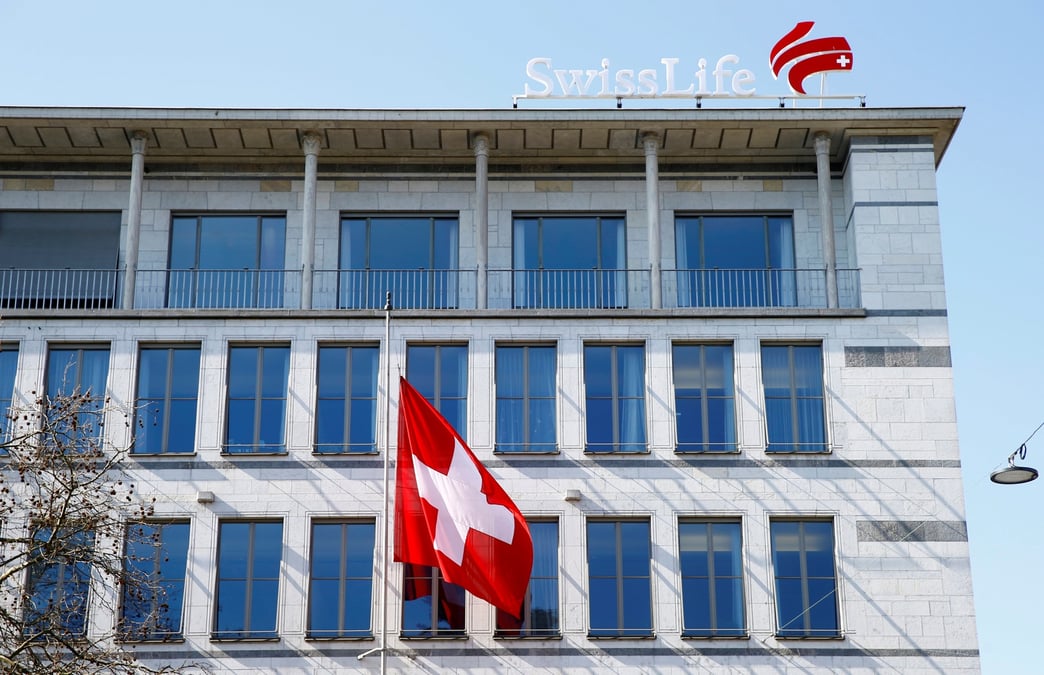 Swiss life depasse les attentes au premier semestre grace aux frais et commissions
