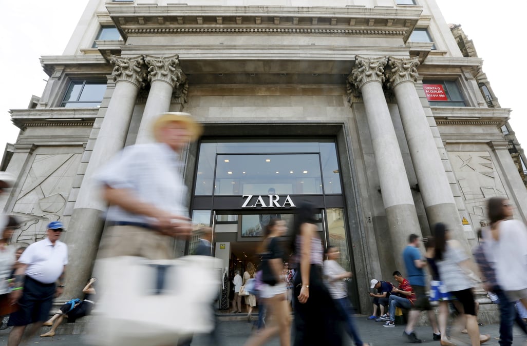 Des gens passent devant un magasin zara, dans la rue passeig de gracia a barcelone