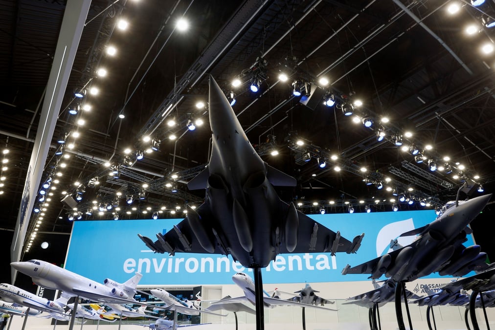 Une maquette de l'avion de chasse rafale c