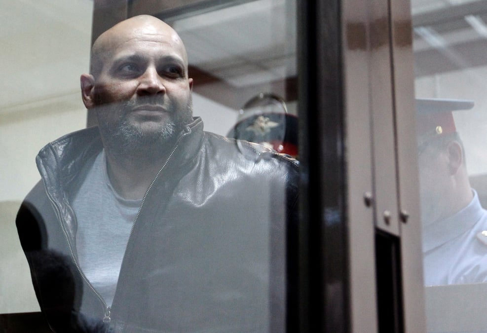 Serguei khadjikourbanov escorte dans un tribunal de moscou en 2013