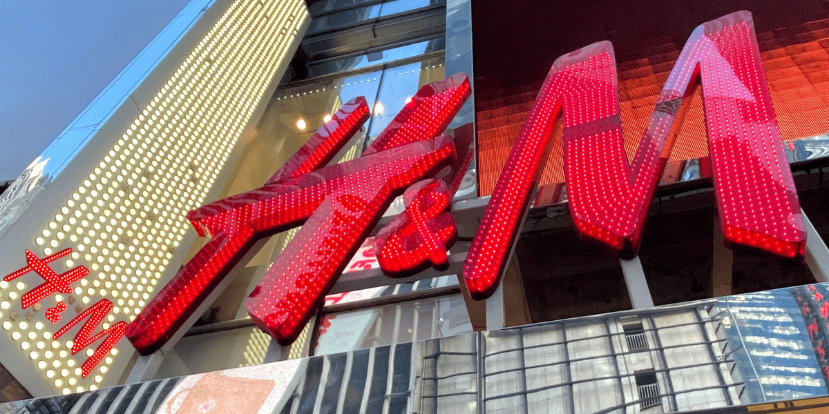 Les marques comme Shein, H&M, Boohoo, Zara ou encore Mango sont fréquemment critiquées pour leur incitation à la consommation de vêtements.