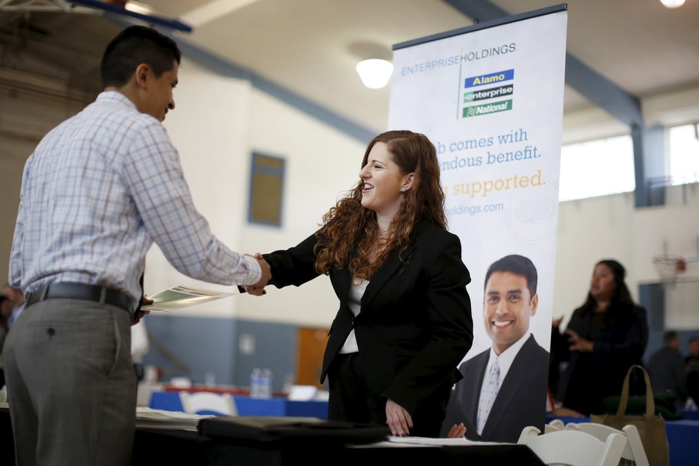 Photo d'archives: jessica kolber (a droite) serre la main d'un demandeur d'emploi lors d'un salon de l'emploi a los angeles