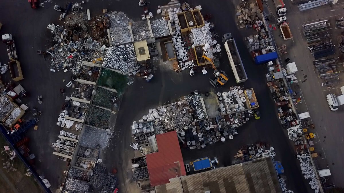 À Muret, près de Toulouse, la Sovamep traite des tonnes de chute de titane issues de l’industrie aéronautique locale, mais aussi des cartes électroniques par milliers.