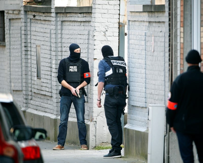 Deux personnes interpellees en belgique et le suspect abattu identifie