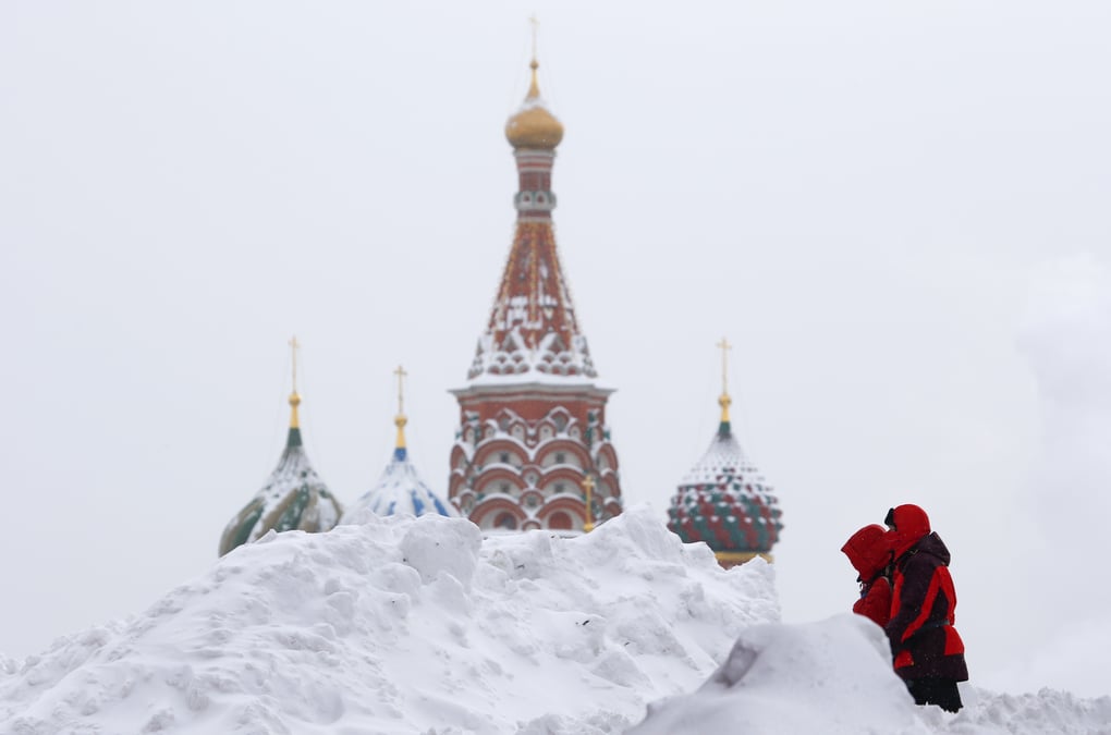 Chutes de neige record a moscou, l'armee a la rescousse