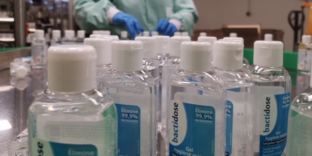 « Nous avons multiplié par vingt les moyens dévolus à ce produit sur nos lignes. Cette croissance de la production marque notre contribution à la crise sanitaire du Covid-19 et se traduit pour nos salariés, à un passage à 3 x 8 heures (au lieu de deux en moyenne), avec travail de nuit et le samedi », souligne Dominique Lecomte, directeur général adjoint des Laboratoires Gilbert.