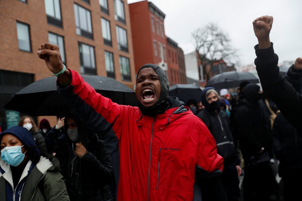Usa: nouvelle soiree de tensions pres de minneapolis apres la mort d'un homme noir