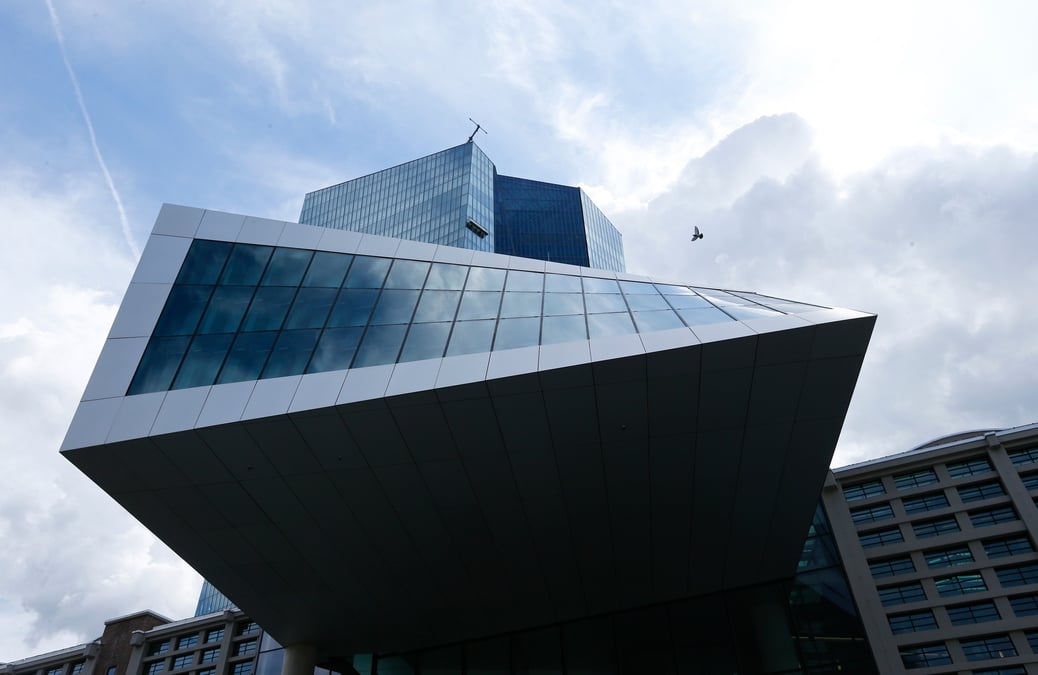 La bce doit surveiller les anticipations d'inflation, dit de guindos