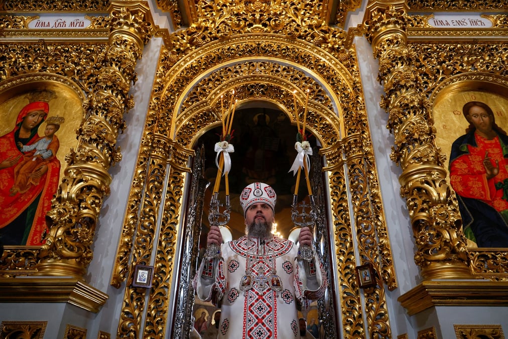 Le metropolite epifaniy i, chef de l'eglise orthodoxe d'ukraine, dirigeant un service de noel a l'interieur de la cathedrale uspenskyi (sainte dormition)