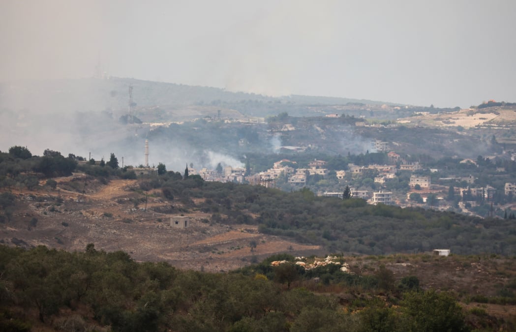 Une vue depuis la ville libanaise de marwahin sur la fumee s'elevant du village de dhayra