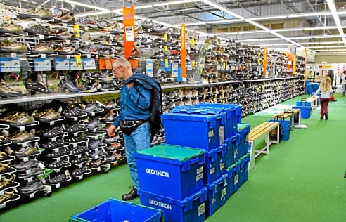 Une personne regarde des chaussures de sport, le 07 avril 2004 à Villeneuve-d'Asq, dans un magasin du producteur et distributeur d'articles de sport français Décathlon.