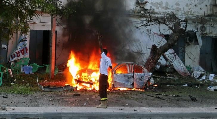 Attentat a la voiture piegee a mogadiscio, huit morts