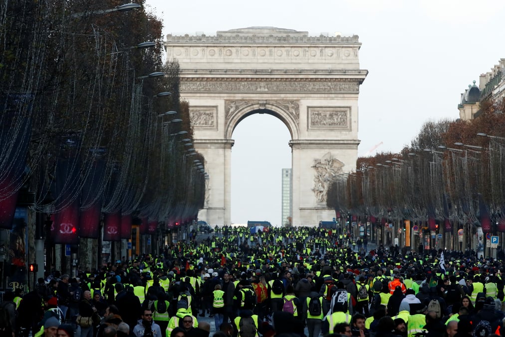 "gilets jaunes": des centaines d'interpellations a paris