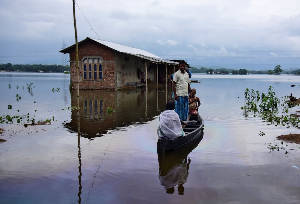 Les inondations s'aggravent en inde, menacant hommes et rhinoceros