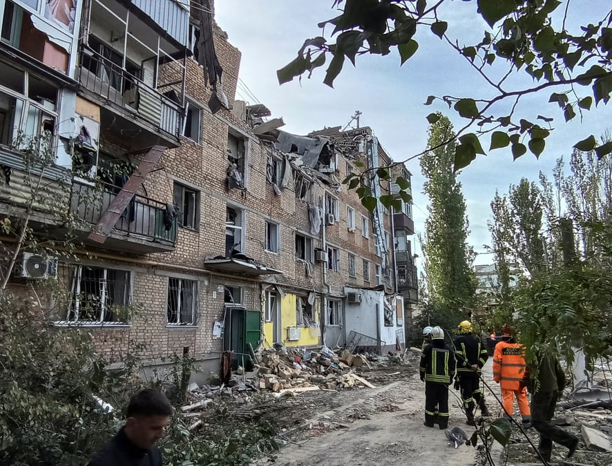 Des sauveteurs travaillent sur le site d'un immeuble d'habitation endommage a mykolaiv