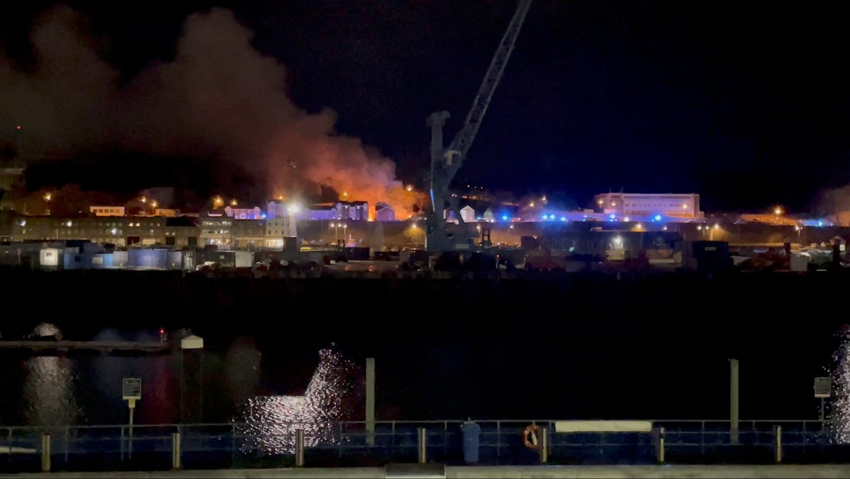 Du feu et de la fumee montent apres une explosion a saint helier, ile de jersey, grande-bretagne