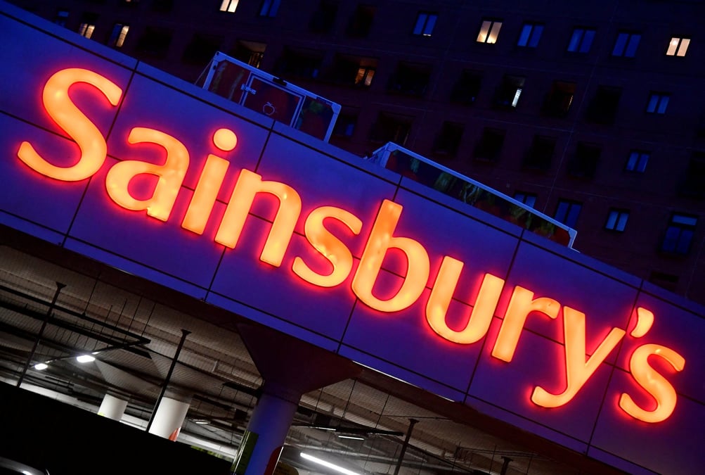 Une enseigne lumineuse dans un supermarche sainsbury's a londres