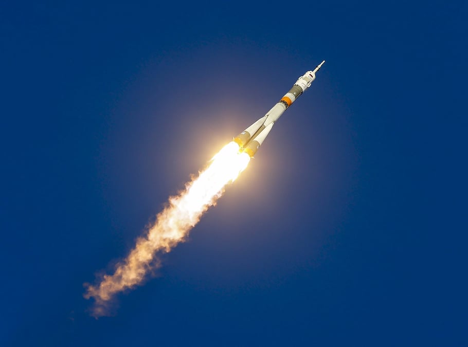 Une fusee soyouz en route pour l'iss 