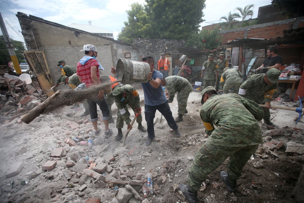 Les secouristes s'activent au mexique, 233 morts comptabilises