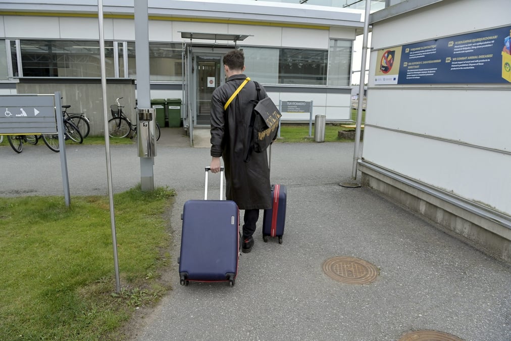 Un jeune russe arrive au poste de controle frontalier de vaalimaa, en finlande.