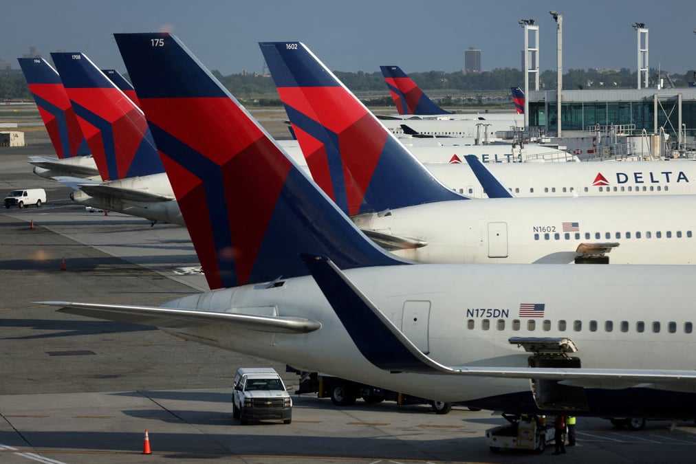 Des avions de delta air lines a l'aeroport international john f. kennedy dans le queens, a new york