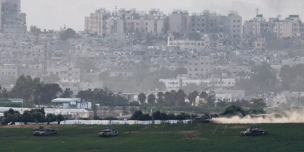 Des tanks israéliens manoeuvrent dans la bande de Gaza.