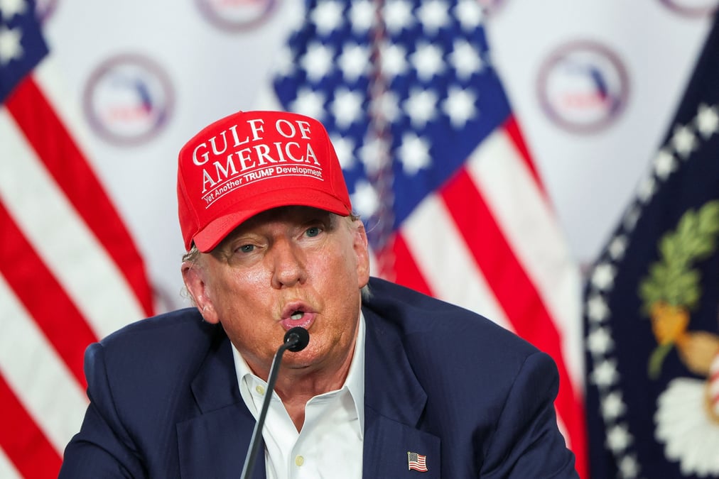 Les droits de douane de Trump menacent le commerce mondial avant le 9 juillet, forçant les nations à choisir entre accords, délais ou surtaxes.