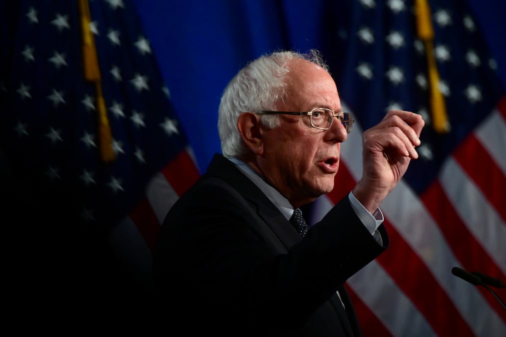 Sanders creuse l'ecart, bloomberg recule
