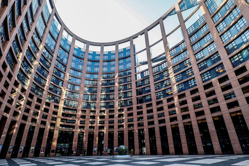 Le parlement europeen coopere dans l'enquete sur l'espionnage d'un depute grec