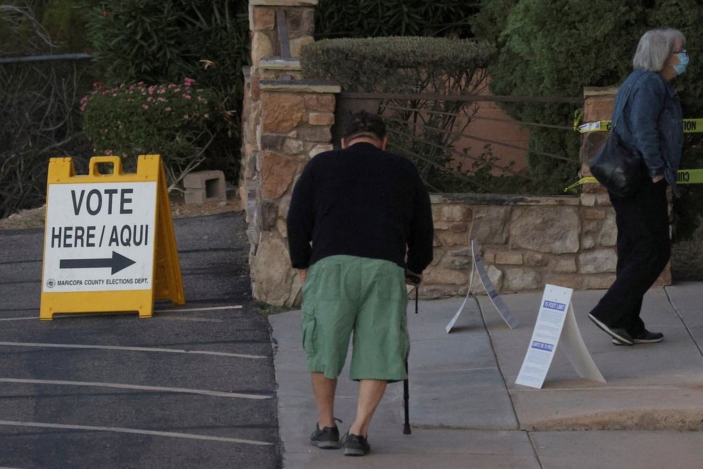 Des electeurs arrivent pour deposer leur bulletin de vote lors des elections de mi-mandat a phoenix, dans l'arizona