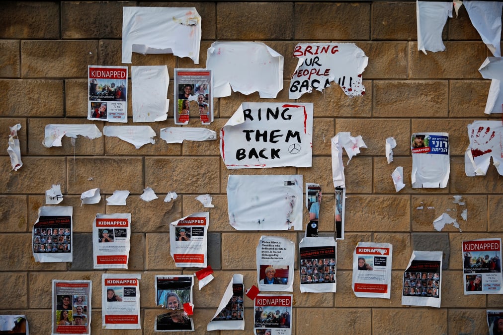 Images d'otages affichees sur un mur a tel aviv
