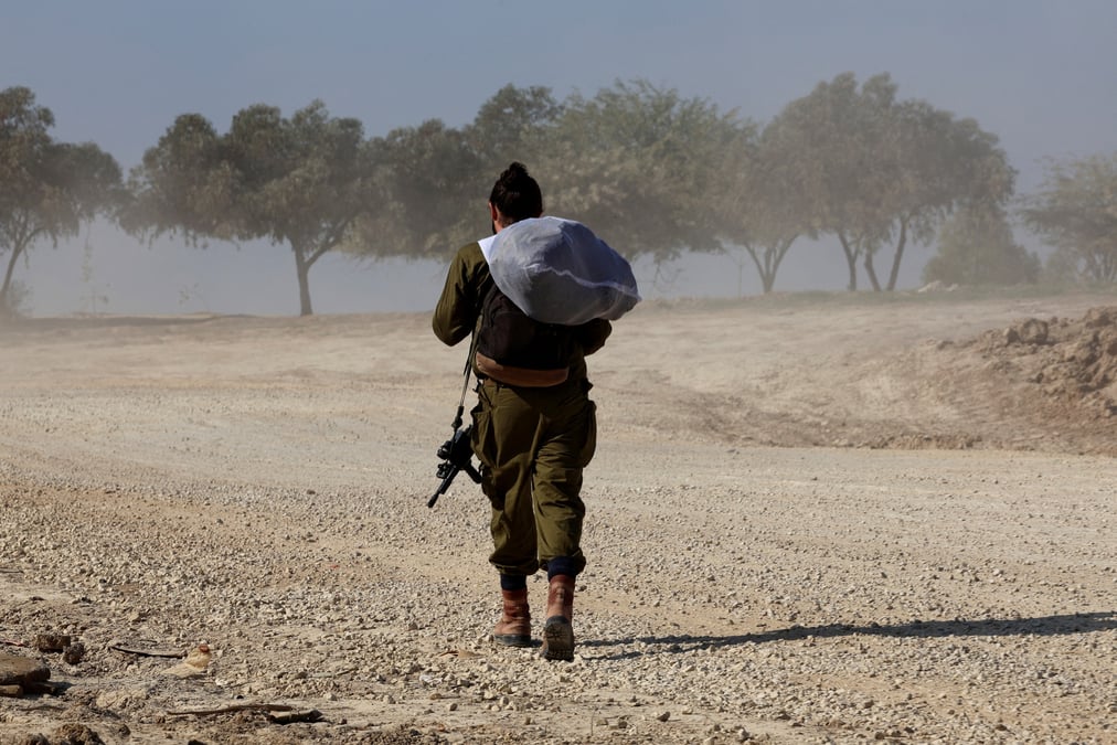 Un soldat israelien marche pres de la frontiere entre israel et gaza