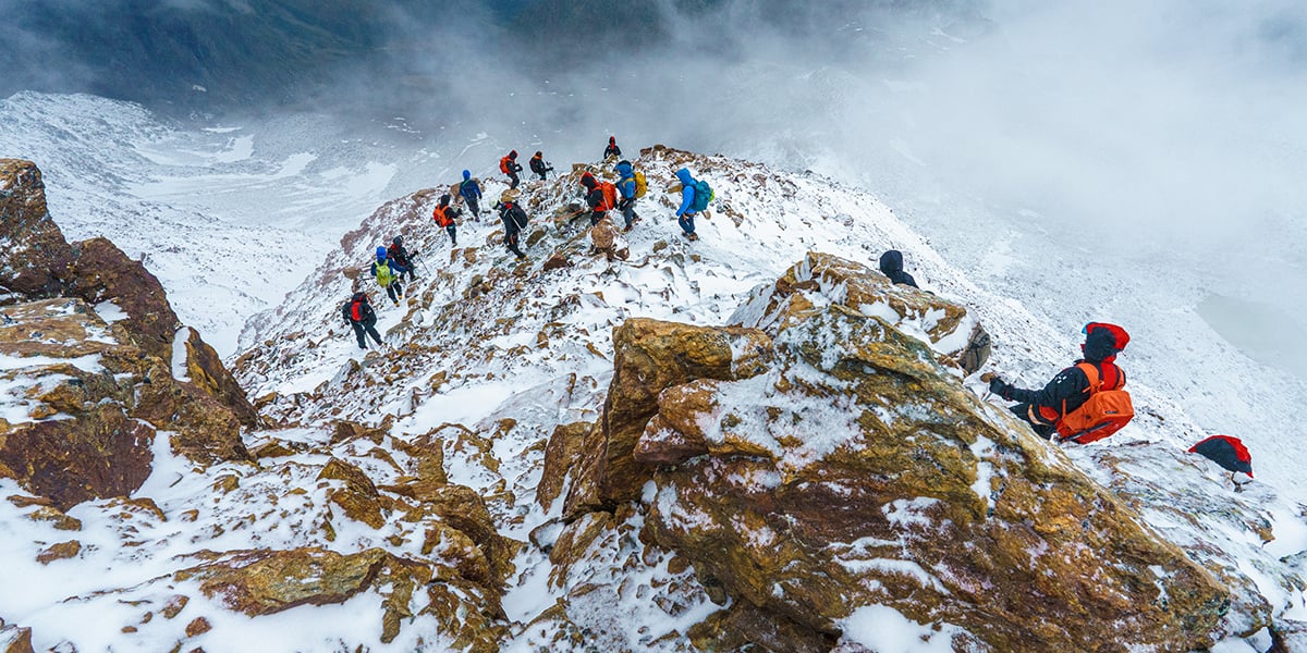 Vendredi, la « cordée Sport Planète » descend du refuge de Tête-Rousse par l’arête des Rognes.