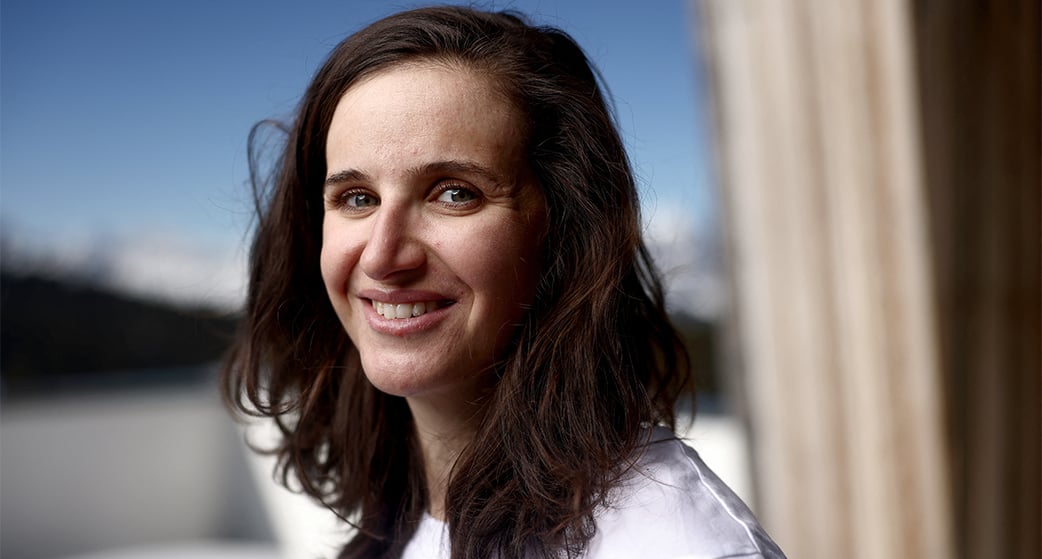 La biathlète française Julia Simon pose lors d'une séance photo à la station des Saisies dans les Alpes le 4 février 2025.