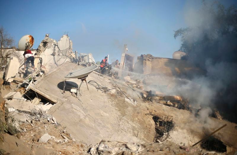 Raids israéliens et tirs de roquettes se poursuivent à Gaza