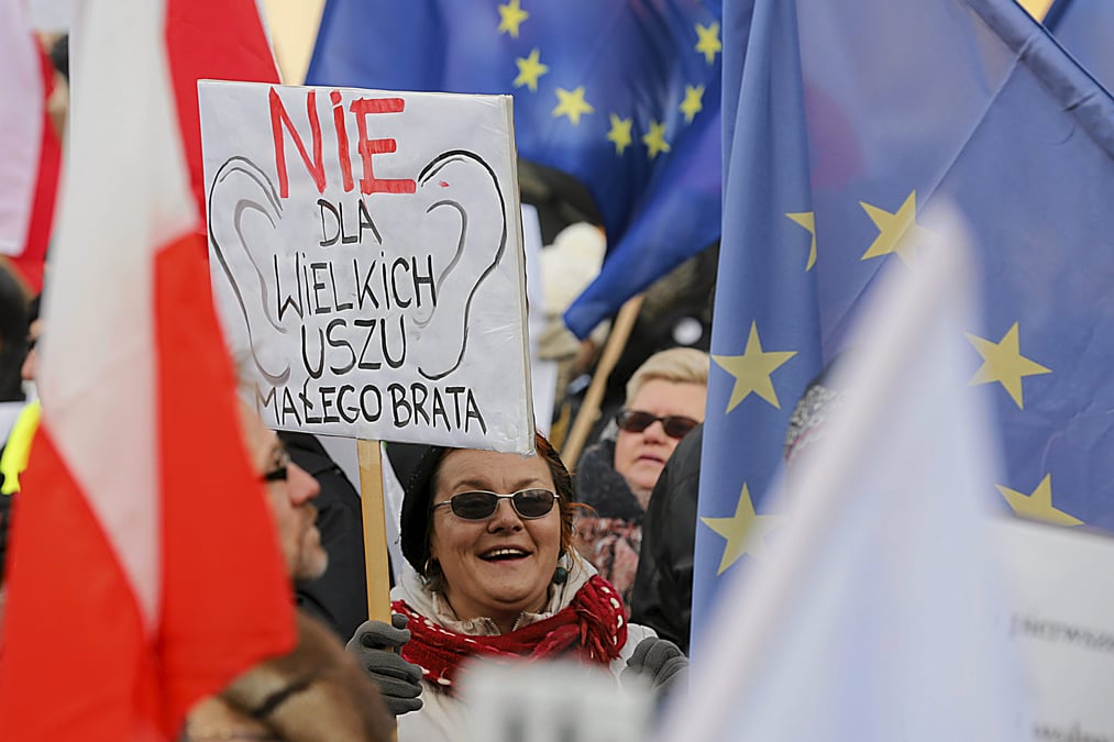 Les polonais dans la rue pour defendre leurs libertes