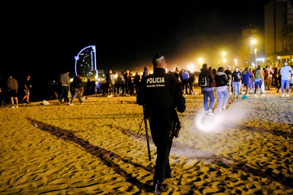 La police disperse la foule a barcelone qui fete le deconfinement