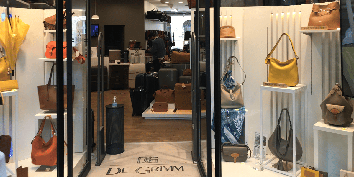 Vitrine maroquinerie De Grimm Bordeaux