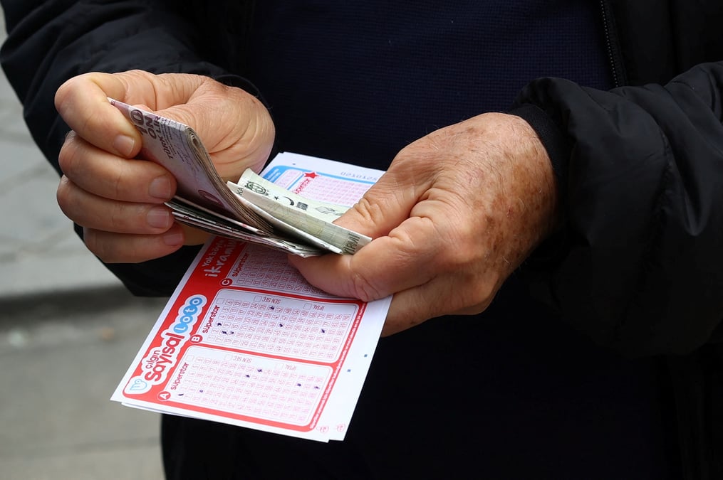 Un homme detient de l'argent et des tickets de loterie a istanbul, turquie