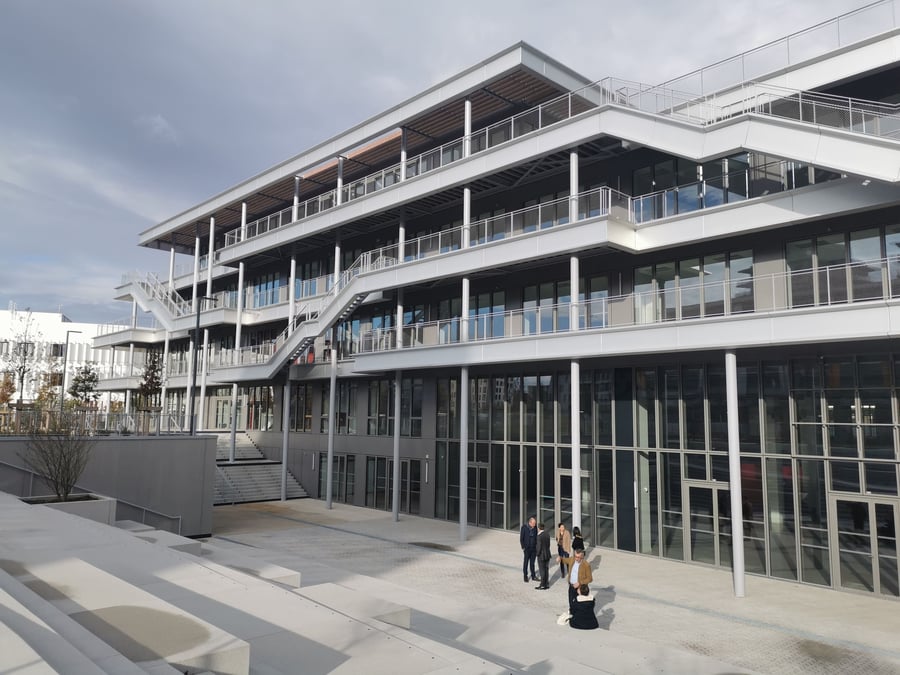 Si sa conception a été difficile entre 2018 et 2020, le nouveau bâtiment de l'EM Lyon est sorti de terre en 28 mois dans le quartier Gerland. Il accueillera ses premières promotions à la rentrée 2024.