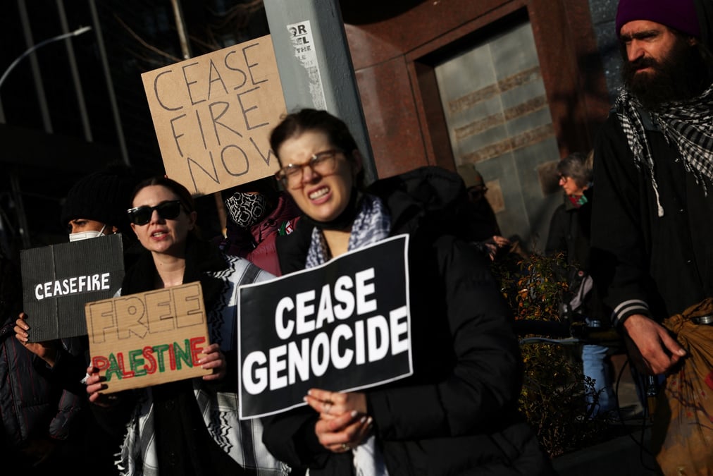 Des manifestants devant le siege des nations unies a new york