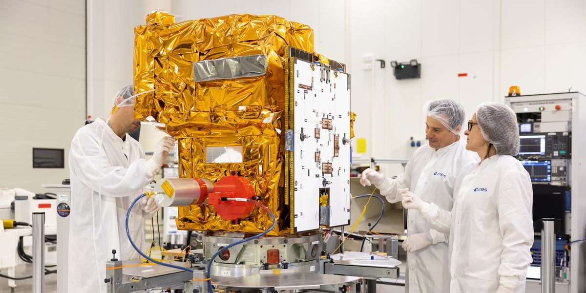 Le CNES finalise à Toulouse le satellite Microcarb.