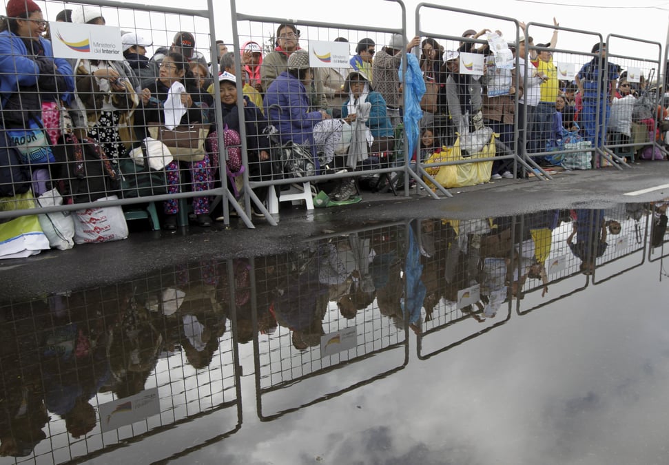 Les equatoriens bravent la pluie pour voir le pape francois