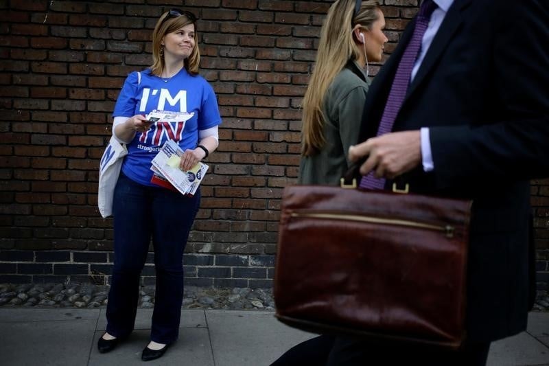 Le camp du "brexit" reduit l'ecart