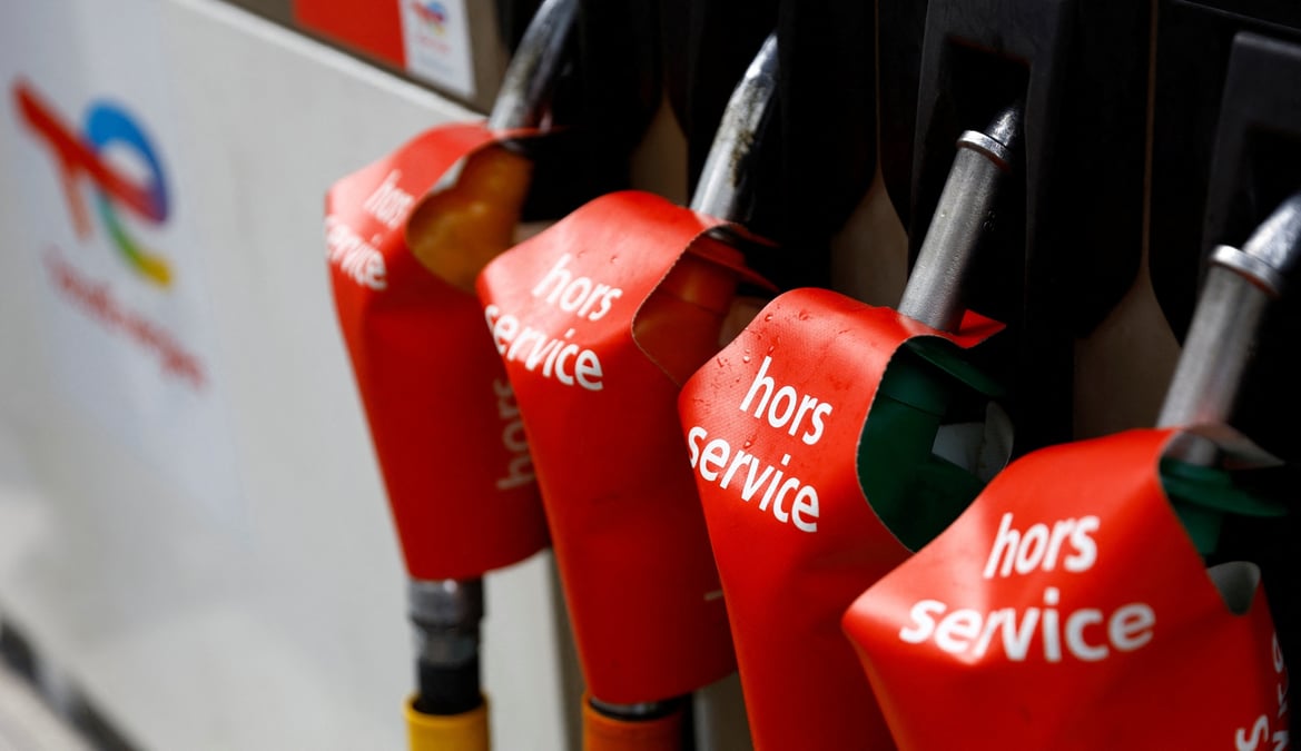Les pompes a essence d'une station-service fermee a paris