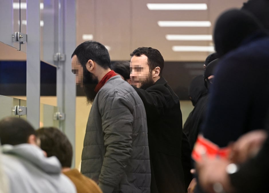 Les accuses salah abdeslam et sofien ayari parlent au tribunal