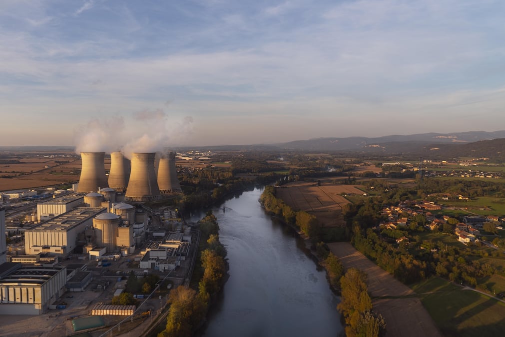 La centrale nucléaire du Bugey, située dans l'Ain, exploite déjà quatre réacteurs nucléaires : deux en circuit ouvert (sans tours aéroréfrigérantes), et deux autres en circuit fermé (avec deux tours par unité, afin de rejeter une eau moins chaude).