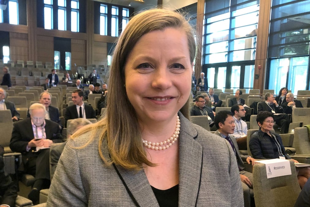 La gouverneure de la reserve federale americaine michelle bowman lors d'une conference a la hoover institution