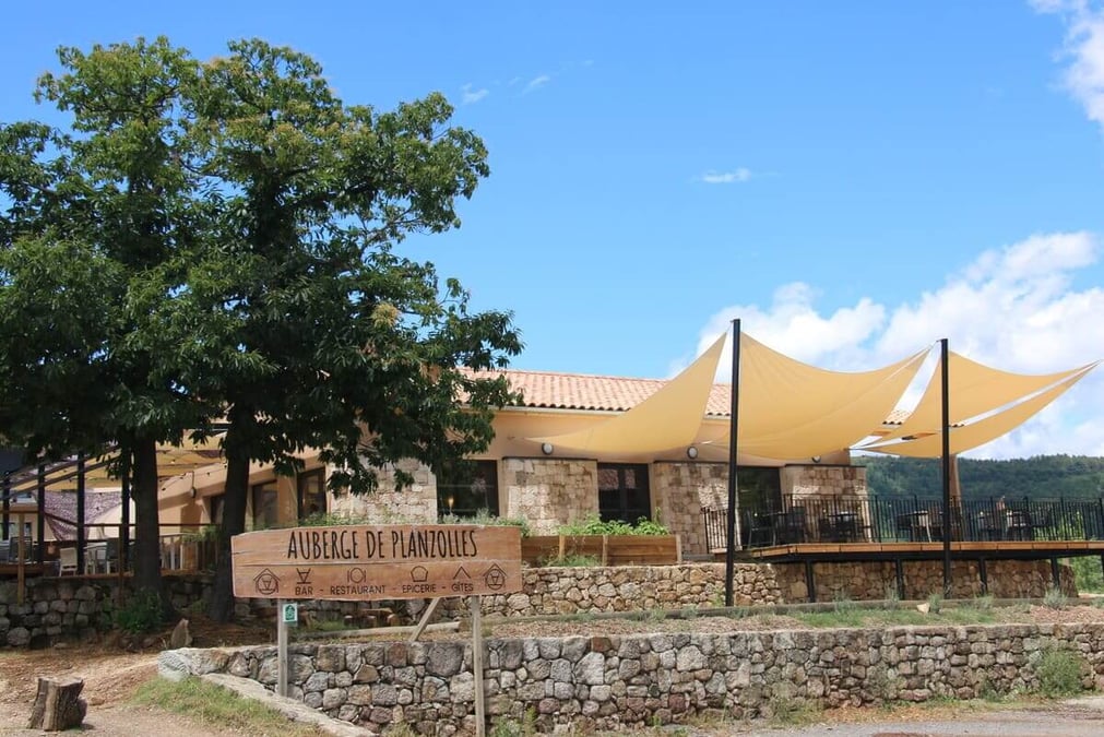 La commune ardéchoise de Planzolles a contracté un prêt de 250.000 euros en 2024 auprès de l'AFL pour construire une auberge multiservices (bistrot, gîte collectif et logement de fonction), afin de dynamiser son territoire et accueillir les touristes de passage.