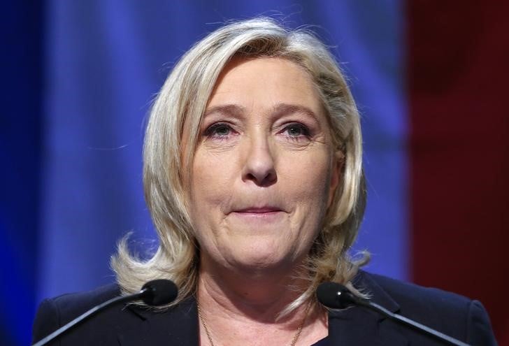 Marine le pen relaxee apres ses propos sur les prieres de rue
